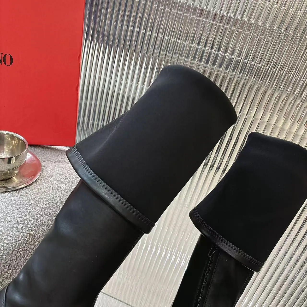 👟👟Ex-factory price 720👟👟 2026𝑉𝐴𝐿𝐸𝑁𝑇𝐼𝑁𝑂 Valentino ♡ͥ | 💫Purchase level🔍 Classic Valentino’s special textured hardware brings out a full sense of luxury After putting it on my feet, I was shocked that my feet looked slimmer! The new season lives up to expectations! Worth buying ❥The original method is absolutely sentimental ❥Elegant style creates a different feeling🙈 Simple temperament style!  ♡ show bdetails ———————————— ⊿▸: Code number｜35-40 (41. Customized) ⊿▸: Material｜Imported calfskin + elastic pu ⊿▸: Lining |Sheepskin ⊿▸: Code number 35-40 (41. Customized)